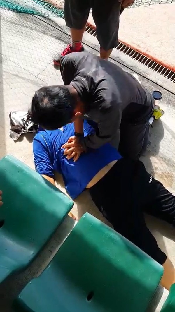 지난달 17일 갈산공원 테니스구장에서 갑자기 쓰러진 동료를 심폐소생술로 구하고 있는 고병식씨 모습.
