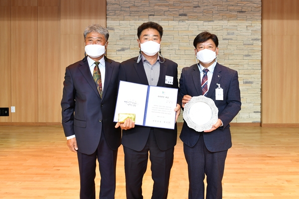 제30회 옥천면민대상에서 대상을 수상한 김용주 선생(가운데)이 최인성 면장(오른쪽)과 전상운 체육회 명예회장과 기념촬영을 하고 있다.