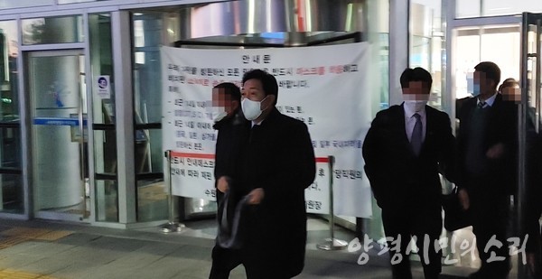 3차 공판이 끝난 후 김선교 의원이 법원을 나서고 있다.