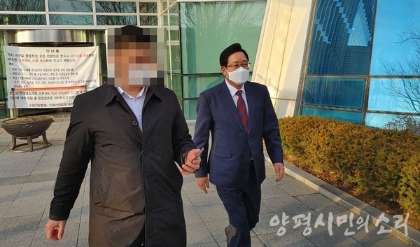 김선교 의원이 공판 후 법원을 나서고 있다.