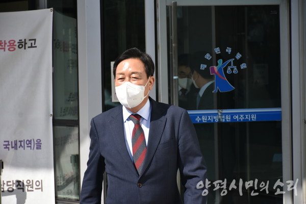 지난 5일 김선교 의원이 6차 공판을 마치고 법정을 나서는 모습.