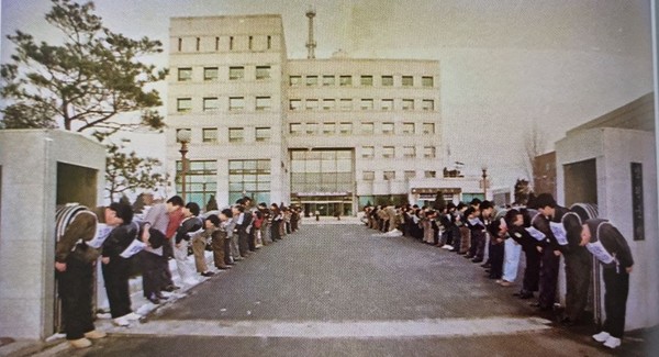 1995년, 양평군청 앞 ‘공무원 친절연습’