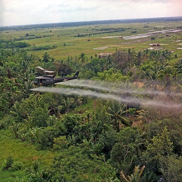 당시 미군이 메콩 강 삼각주 정글에 고엽제를 살포하는 사진. 출처: 미국 국립문서기록관리청