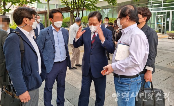 김선교 의원이 법원 앞에서 기자들의 질문에 답하고 있다.