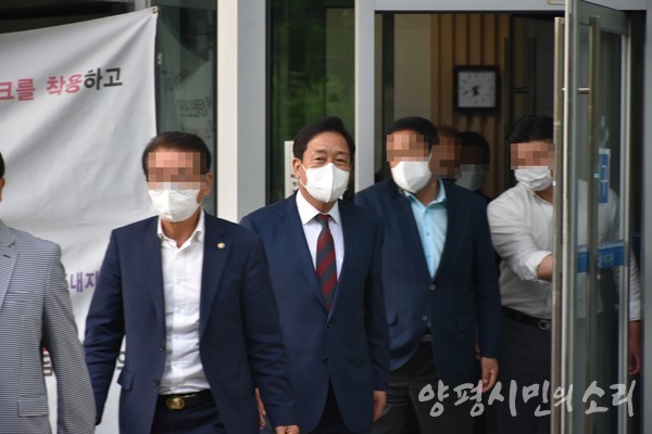 10차 공판이 끝난 후 김선교 의원이 법원을 나서고 있다.