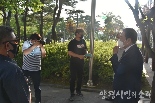 김선교 의원이 공판 후 법원 앞에서 기자들의 질문에 답하고 있다.