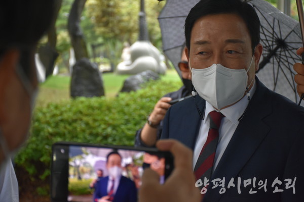 김선교 의원이 재판 후 기자들의 질문에 답하고 있다.