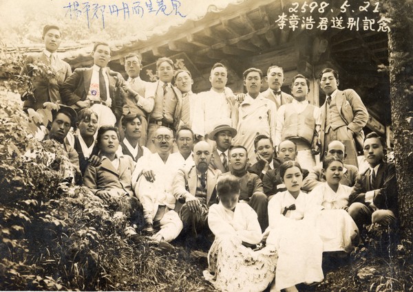 단월면 이장호군 송별기념. 1938년 단월면 보룡리 보산정 앞에서 촬영된 송별기념 사진