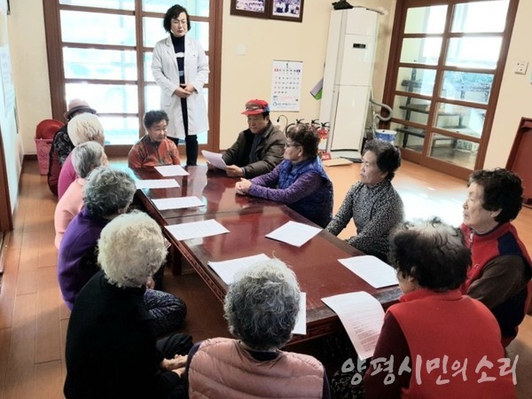 김 영 시인(사진 가운데)의 산음1리 노인정 수업 장면.
