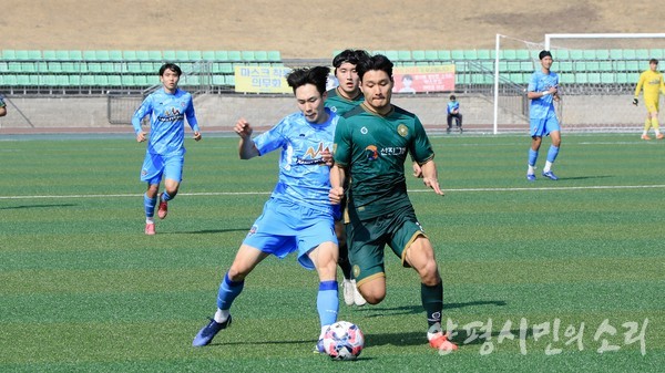 양평FC 선수(왼쪽)과 김포FC 선수의 볼 경합 장면.