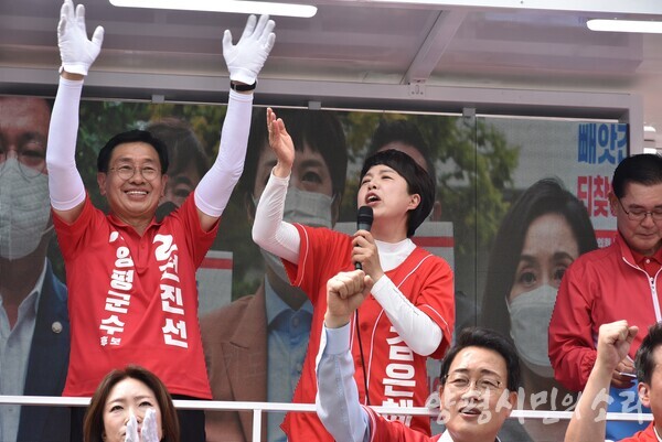 국민의힘 김은혜 경기도지사 후보(사진 중앙)가 용문천년시장에 방문해 연설하고 있다.