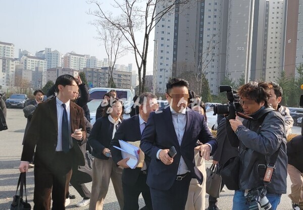 취재진의 질문에 답하지 않고 법원을 빠져나가는 김씨(사진 가운데)
