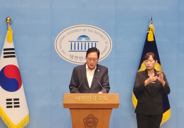 지난 7월 김건희 특검팀이 김선교 의원을 출국금지하자 김 의원은 국회소통관에서 기자회견을 열고 혐의를 전면 부인했다.